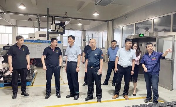 青島德州老鄉(xiāng)會(huì)宮兆東秘書(shū)長(zhǎng)、禹城市在青流動(dòng)黨員黨總支籌建負(fù)責(zé)人劉建民一行7人蒞臨公司參觀調(diào)研4.jpg 青島德州老鄉(xiāng)會(huì)宮兆東秘書(shū)長(zhǎng)、禹城市在青流動(dòng)黨員黨總支籌建負(fù)責(zé)人劉建民一行7人蒞臨公司參觀調(diào)研4.jpg