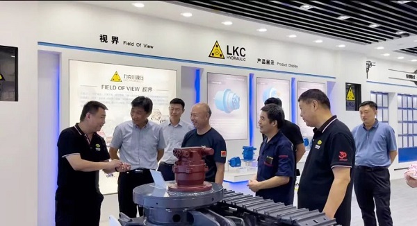 青島德州老鄉(xiāng)會(huì)宮兆東秘書(shū)長(zhǎng)、禹城市在青流動(dòng)黨員黨總支籌建負(fù)責(zé)人劉建民一行7人蒞臨公司參觀調(diào)研3.jpg 青島德州老鄉(xiāng)會(huì)宮兆東秘書(shū)長(zhǎng)、禹城市在青流動(dòng)黨員黨總支籌建負(fù)責(zé)人劉建民一行7人蒞臨公司參觀調(diào)研3.jpg